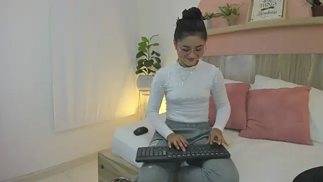 Snapshot of ivette_swan chatting on 02/18/26, 07:21 ivette swan online show from 02/18/26, 07:21