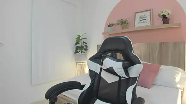 Snapshot of ivette_swan chatting on 02/21/26, 12:28 ivette swan online show from 02/21/26, 12:28