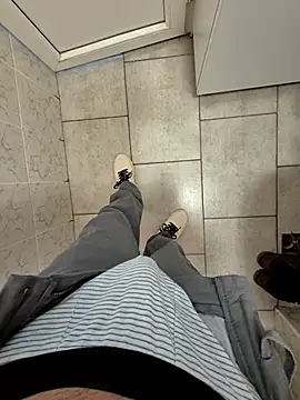 Snapshot of vali23 chatting on 02/21/26, 11:22 vali23 online show from 02/21/26, 11:22