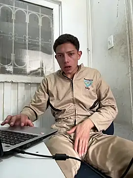 Snapshot of santiObrero chatting on 07/14/26, 03:40 santiObrero online show from 07/14/26, 03:40