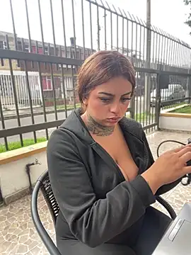 EmilyMoore Pink online show from 02/07/26, 08:23