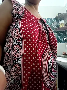 Snapshot of Hot-Tinaa chatting on 04/18/26, 03:43 Hot-Tinaa online show from 04/18/26, 03:43