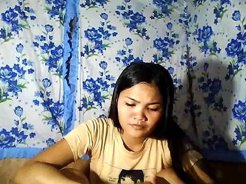 Snapshot of PinaySkinnyJust18 chatting on 04/08/26, 11:43 PinaySkinnyJust18 online show from 04/08/26, 11:43