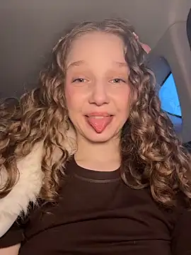 Snapshot of outside_rosy chatting on 03/17/26, 04:10 outside rosy online show from 03/17/26, 04:10