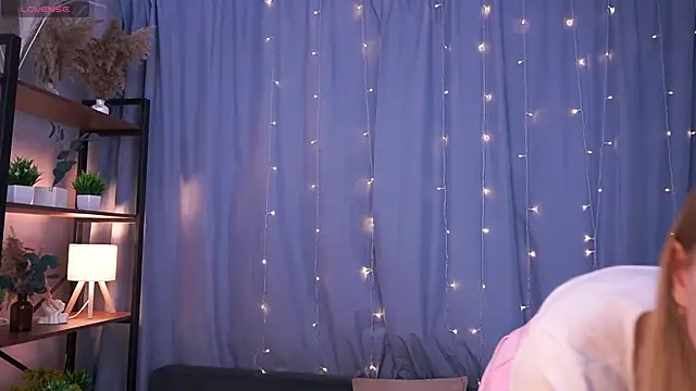 Snapshot of LanaRoxxy chatting on 04/15/26, 12:23 LanaRoxxy online show from 04/15/26, 12:23