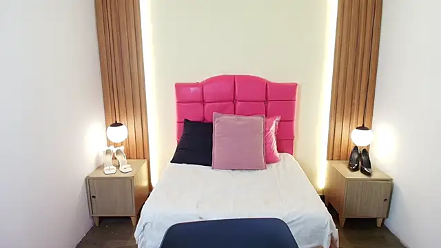 IvonneRoss  online show from 02/25/26, 12:15