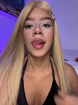 Snapshot of BellaMoon_ chatting on 03/18/26, 06:00 BellaMoon online show from 03/18/26, 06:00