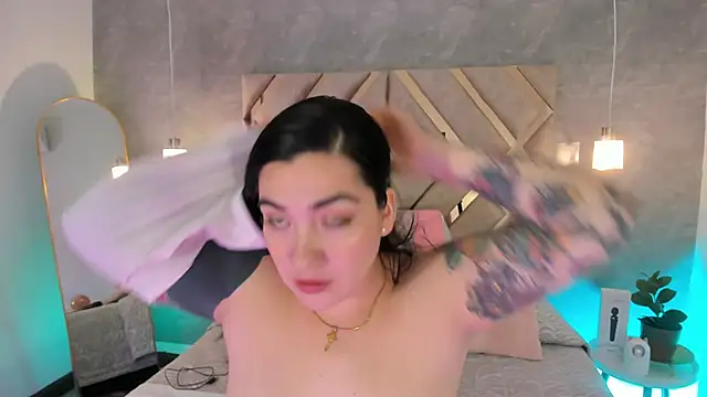 Snapshot of KathiaJenner chatting on 02/17/26, 12:12 KathiaJenner online show from 02/17/26, 12:12