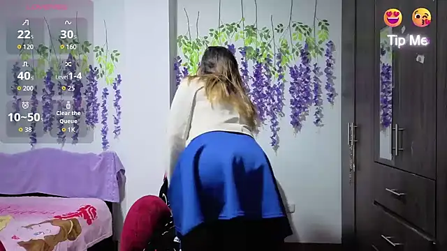 Snapshot of xxxMilexxx chatting on 04/15/26, 10:55 xxxMilexxx online show from 04/15/26, 10:55