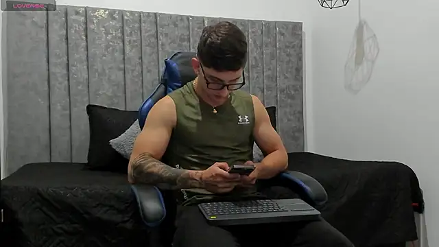 Snapshot of Calvin_Hunter chatting on 03/19/26, 01:20 Calvin Hunter online show from 03/19/26, 01:20