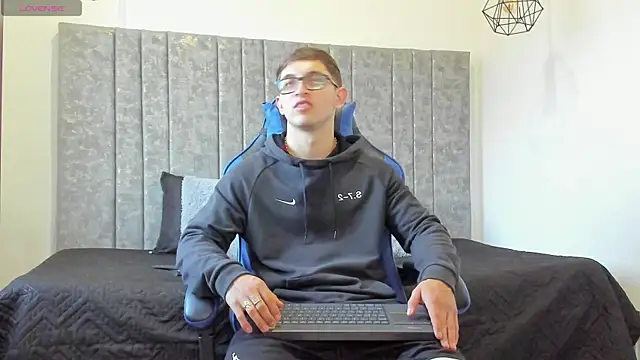 Snapshot of Calvin_Hunter chatting on 04/09/26, 10:59 Calvin Hunter online show from 04/09/26, 10:59