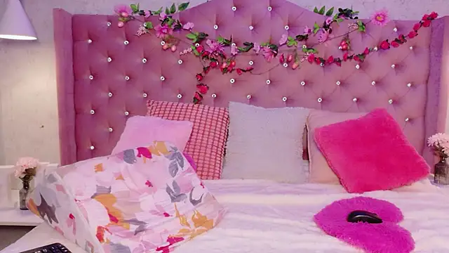 Snapshot of EllieNeptune_ chatting on 04/16/26, 09:39 EllieNeptune online show from 04/16/26, 09:39