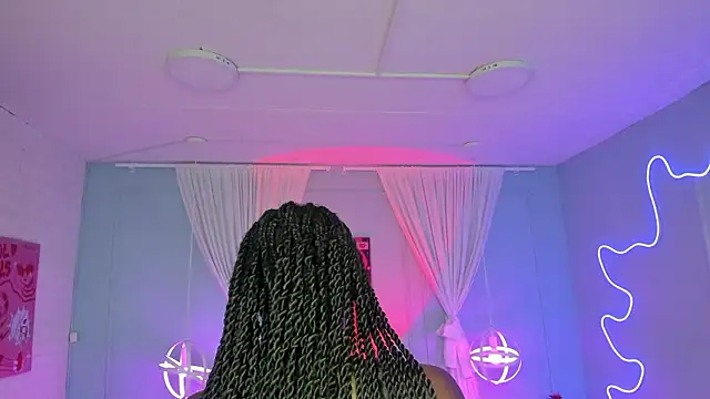 naomi campell online show from 02/16/26, 07:32