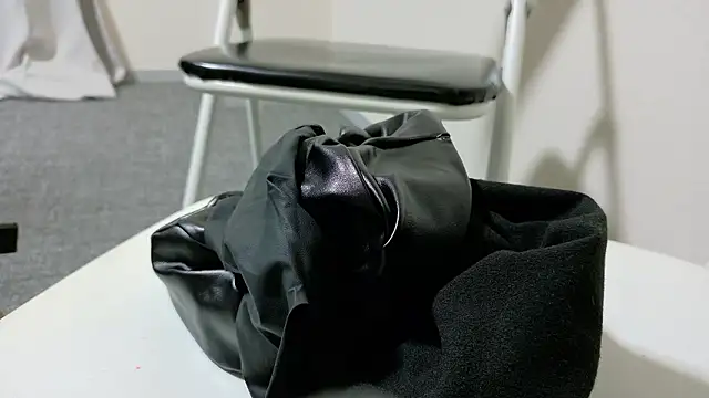 Snapshot of kyuleather chatting on 04/17/26, 08:06 kyuleather online show from 04/17/26, 08:06