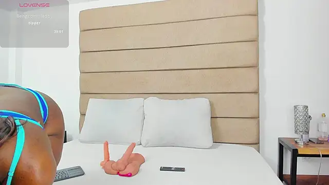 Snapshot of ely_brown_ chatting on 03/09/26, 03:43 ely brown online show from 03/09/26, 03:43