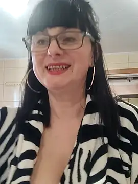 Snapshot of AliceSwan57 chatting on 04/14/26, 11:38 AliceSwan57 online show from 04/14/26, 11:38