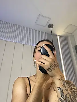 JuliaColemann online show from 04/19/26, 12:04