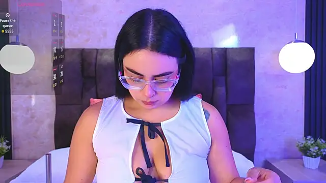 Snapshot of vicky_grey chatting on 04/23/26, 12:29 vicky grey online show from 04/23/26, 12:29