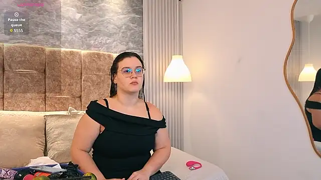 zoe hugeboobs online show from 03/04/26, 12:00