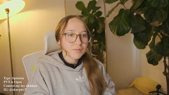 Snapshot of Scarlett_NoirMuse chatting on 04/13/26, 09:31 Scarlett NoirMuse online show from 04/13/26, 09:31