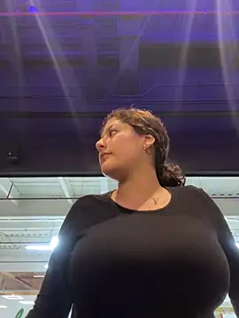 Snapshot of lizzy_luminair chatting on 02/04/26, 02:01 lizzy luminair online show from 02/04/26, 02:01