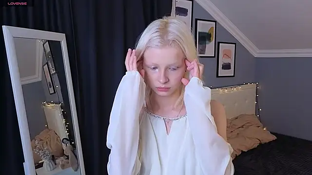 Snapshot of Naomi_Demio chatting on 03/25/26, 12:33 Naomi Demio online show from 03/25/26, 12:33