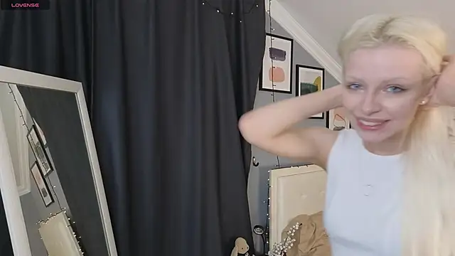 Snapshot of Naomi_Demio chatting on 04/04/26, 12:35 Naomi Demio online show from 04/04/26, 12:35