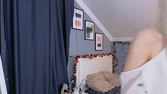 Snapshot of Naomi_Demio chatting on 04/15/26, 12:34 Naomi Demio online show from 04/15/26, 12:34