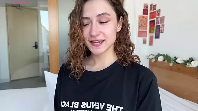 Snapshot of cutiemari chatting on 03/22/26, 04:27 cutiemari online show from 03/22/26, 04:27