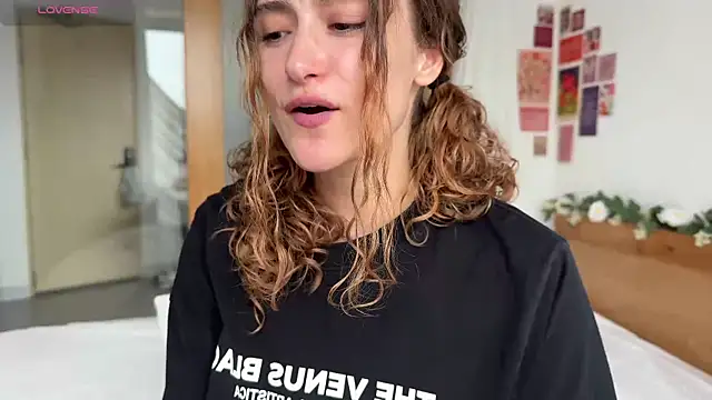 Snapshot of cutiemari chatting on 04/25/26, 04:48 cutiemari online show from 04/25/26, 04:48