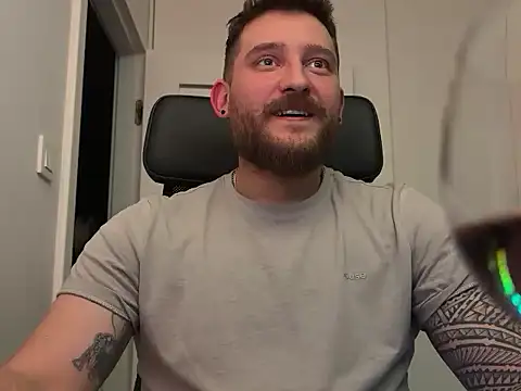 Snapshot of TacticalXXL7 chatting on 04/16/26, 10:12 TacticalXXL7 online show from 04/16/26, 10:12