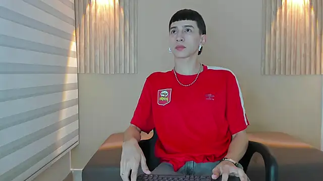 Snapshot of lian_cameron chatting on 02/14/26, 03:47 lian cameron online show from 02/14/26, 03:47