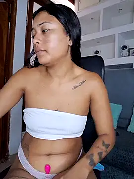 Snapshot of Layla_em chatting on 03/01/26, 12:18 Layla em online show from 03/01/26, 12:18