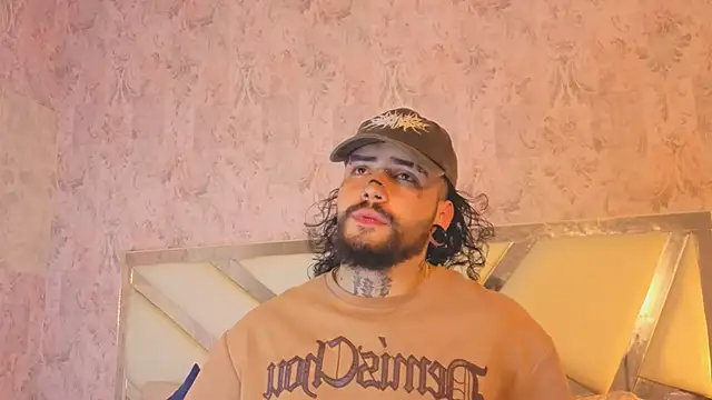 Snapshot of Benny_and_Mark chatting on 04/08/26, 03:17 Benny and Mark online show from 04/08/26, 03:17