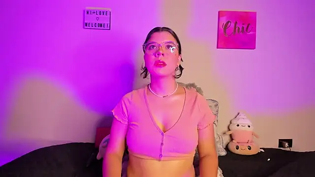 Snapshot of ViolettM chatting on 03/09/26, 04:05 ViolettM online show from 03/09/26, 04:05