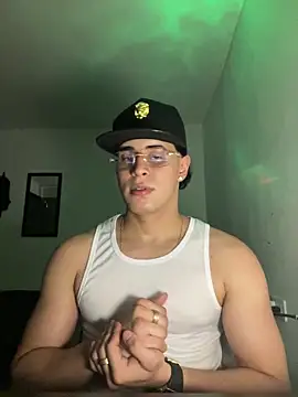 Snapshot of Maximuz1920 chatting on 04/02/26, 06:22 Maximuz1920 online show from 04/02/26, 06:22