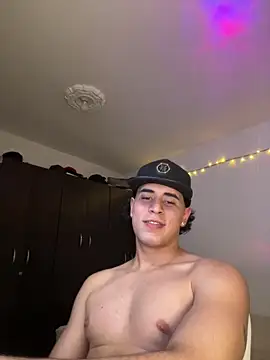 Snapshot of Maximuz1920 chatting on 04/18/26, 07:58 Maximuz1920 online show from 04/18/26, 07:58