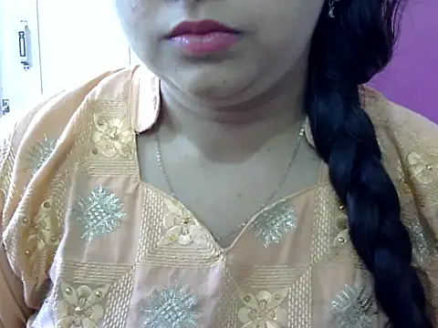 Snapshot of Cute_Aliyaa chatting on 05/01/26, 10:42 Cute Aliyaa online show from 05/01/26, 10:42