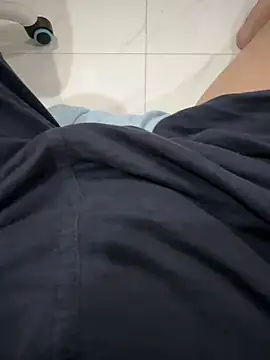 Snapshot of johnnydoe855 chatting on 04/25/26, 01:14 johnnydoe855 online show from 04/25/26, 01:14