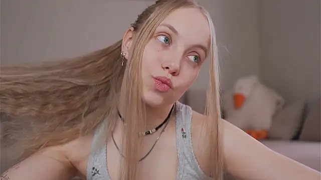 Snapshot of Appr0ved_ chatting on 04/14/26, 07:47 Appr0ved online show from 04/14/26, 07:47