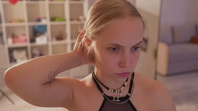 Snapshot of Appr0ved_ chatting on 04/16/26, 04:41 Appr0ved online show from 04/16/26, 04:41