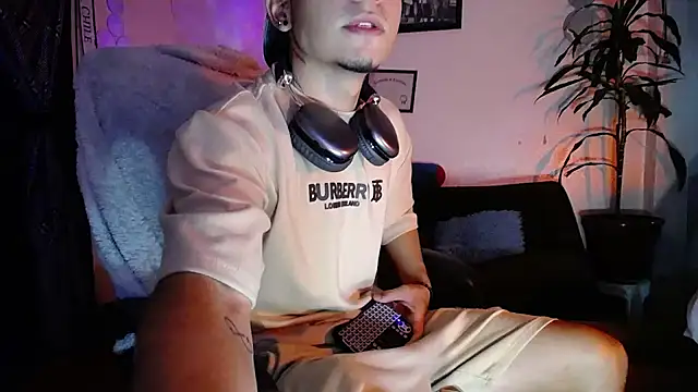 Snapshot of tiancam chatting on 04/08/26, 02:44 tiancam online show from 04/08/26, 02:44