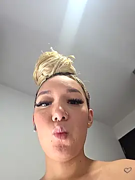 Snapshot of alaia_princess chatting on 04/01/26, 11:24 alaia princess online show from 04/01/26, 11:24