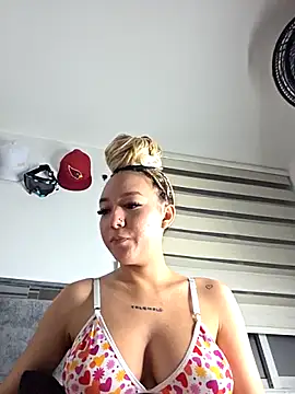 Snapshot of alaia_princess chatting on 04/17/26, 11:30 alaia princess online show from 04/17/26, 11:30