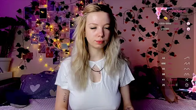 Snapshot of Akari-moon chatting on 04/11/26, 03:22 Akari-moon online show from 04/11/26, 03:22