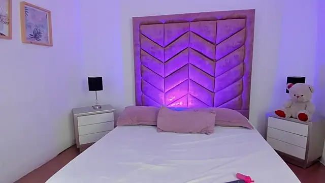 Snapshot of Zoe_Banx chatting on 04/17/26, 05:43 Zoe Banx online show from 04/17/26, 05:43