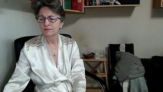 Snapshot of katemodel chatting on 11/19/25, 09:42 katemodel online show from 11/19/25, 09:42