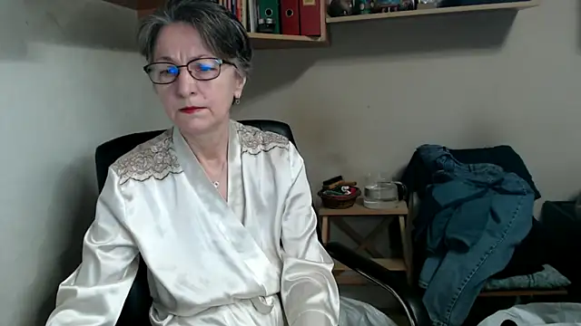 Snapshot of katemodel chatting on 12/17/25, 07:47 katemodel online show from 12/17/25, 07:47