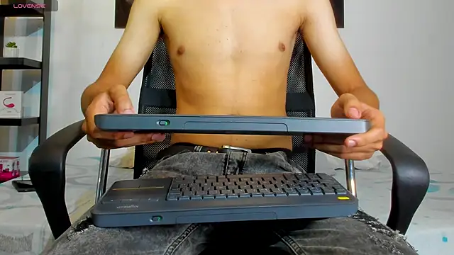 Snapshot of milo_cruz_ chatting on 04/12/26, 12:32 milo cruz online show from 04/12/26, 12:32