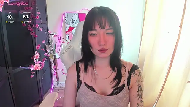 Snapshot of AliceeinWonderlanddd chatting on 04/08/26, 03:17 AliceeinWonderlanddd online show from 04/08/26, 03:17